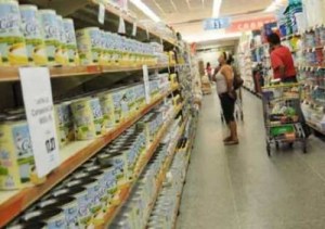 Leche en polvo sigue desaparecida de los anaqueles de supermercados