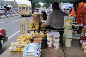 Buhoneros venden la lata de leche en 100 bolívares