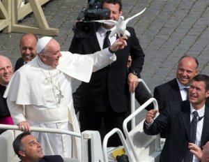 El papa libera dos palomas que le ofrecen (Foto)