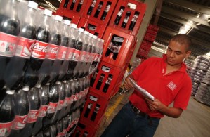 Coca-Cola reinicia parcialmente operaciones con la llegada de  primer despacho de azúcar