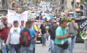 Gremio Universitario marchó para exigir ajuste salarial (Fotos y Video)