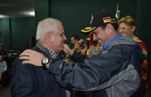 Capriles condecoró a Enrique Mendoza con la Orden Cruz de la Policía de Miranda (Foto)