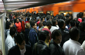 ¿Crees que el Metro de Caracas es caótico? Hay peores (Videos)
