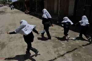 Al menos 70 niñas afganas son intoxicadas mientras hacían fila en una escuela