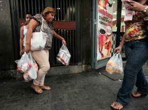 Una peregrinación en busca de papel higiénico en Caracas
