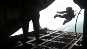 Paracaídas de soldado se abre y lo succiona fuera de su avión (Video)