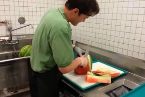 Conozca al hombre capaz de cortar una patilla en 21 segundos (Video)