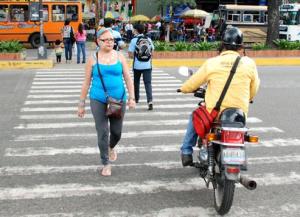 Peatones deben lidiar con las imprudencias de los motorizados (Foto)