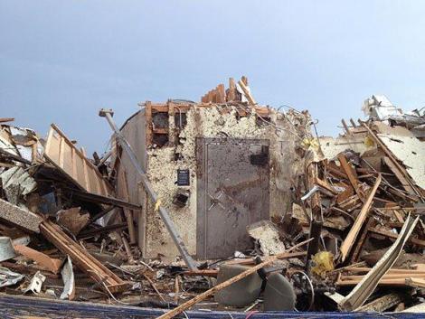 Bóveda bancaria salvó a 22 personas del tornado en Oklahoma