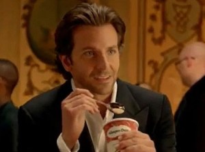 Bradley Cooper disfruta sensualmente de un helado (Video)