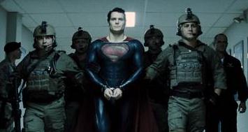 Nuevo tráiler de Superman en problemas con el Ejército (Video)