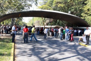 Estudiantes protestan frente al Consejo Universitario de la UCV (Fotos)