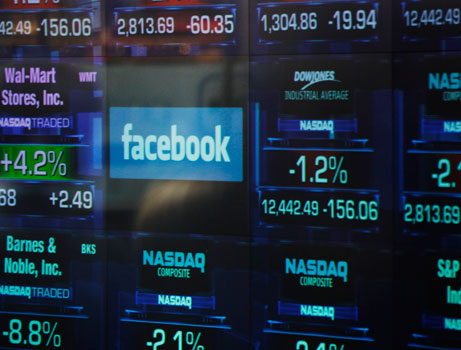 Un año después, Facebook sigue intentando hacerse “amigo” de Wall Street