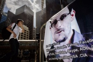 Edward Snowden está sano y seguro, según Julian Assange