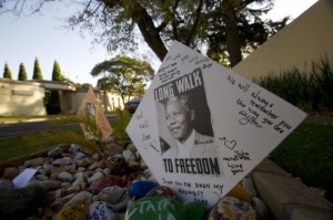 Mandela mejora pero sigue grave tras cumplir una semana en el hospital