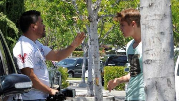 Justin Bieber no atropelló… el paparazzi se puso a cazar un güiro (VIDEO)