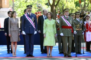 Rey de España reaparece en muletas