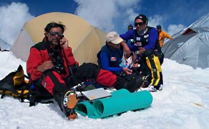 “Llámame al móvil, estoy en la cumbre del Everest” (video)