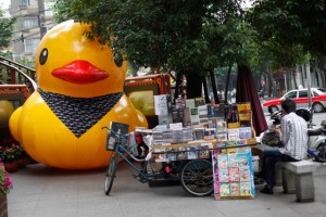 El pato gigante viajará a Pekín tras causar furor en Hong Kong (Fotos)
