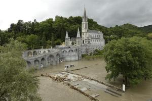 Cerrado el santuario de Lourdes en Francia por las inundaciones (Fotos)