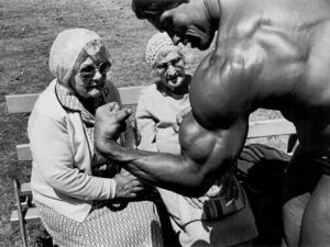 Schwarzenegger saca músculo frente a par de viejitas (FOTO)