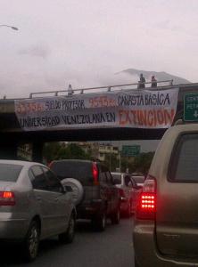 La autopista Prados del Este amaneció con esta pancarta (Foto)