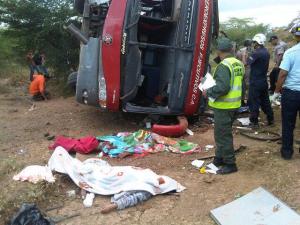 Dos fallecidos y 30 heridos tras vuelco de autobús en la carretera Lara-Zulia