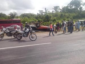 Un fallecido y cuatro heridos deja accidente en la vía hacia Higuerote (Foto)