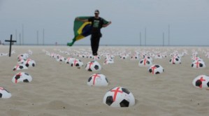 Balones de fútbol con cruces pintadas se exhiben como protesta en Brasil (Fotos)