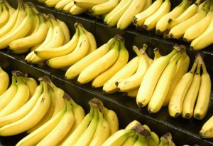 Adolescente convierte bananas en plástico