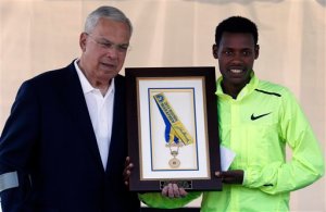 Ganador del maratón de Boston dona medalla