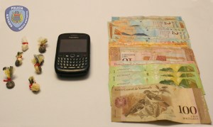 Decomisan droga y dinero en par de allanamientos