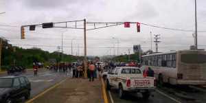 Cierran la avenida Bicentenario de Higuerote en protesta por la inseguridad (Video)