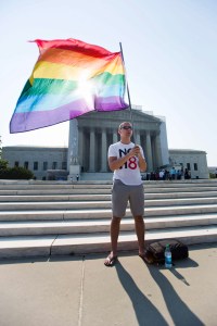 El Pentágono extiende beneficios sociales a parejas homosexuales en EE UU
