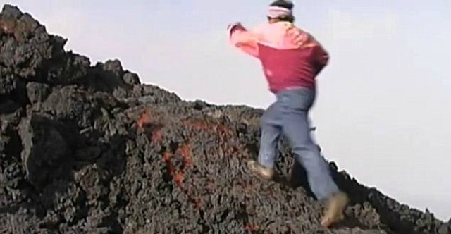Hombre sorprende al mundo caminando sobre lava (Video)