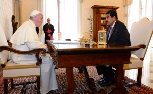 Según Jaua, el papa Francisco dijo que Chávez murió pobre
