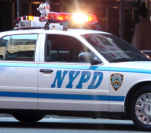 Sancionan a policías latinos de NY por hablar en español