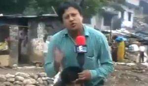 Reportero cubre inundación… ¡sobre los hombros de un damnificado! (Video)