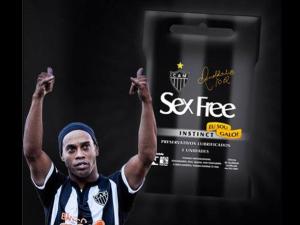 Salen al mercado los condones de Ronaldinho