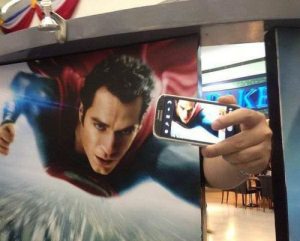Es Superman sacándose una autofoto volando… ¡casi!