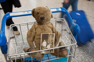 Aeropuerto británico busca propietario de oso de peluche casi centenario