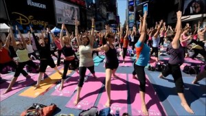 Yoga en Times Square (Video)