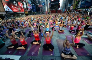 Miles de practicantes de yoga celebran verano boreal en Nueva York
