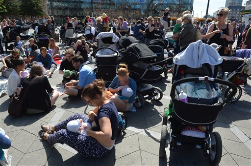 La protesta de madres danesas: Amamantar en público (Foto)