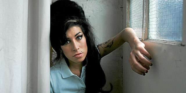 Amy Winehouse murió por la bulimia, asegura su hermano