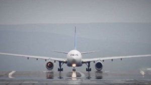 El momento en que explota el motor de un avión antes de despegar (Video)