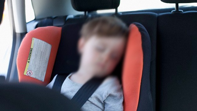 Un bebé muere olvidado en el carro por sus padres