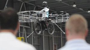 Inventan bicicleta voladora (Video + ya no es cosa de películas)