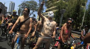 Ciclistas desnudos protestan en Chicago contra la dependencia del petróleo