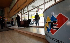 CNE ordenó retiro de cuñas de tres candidatos